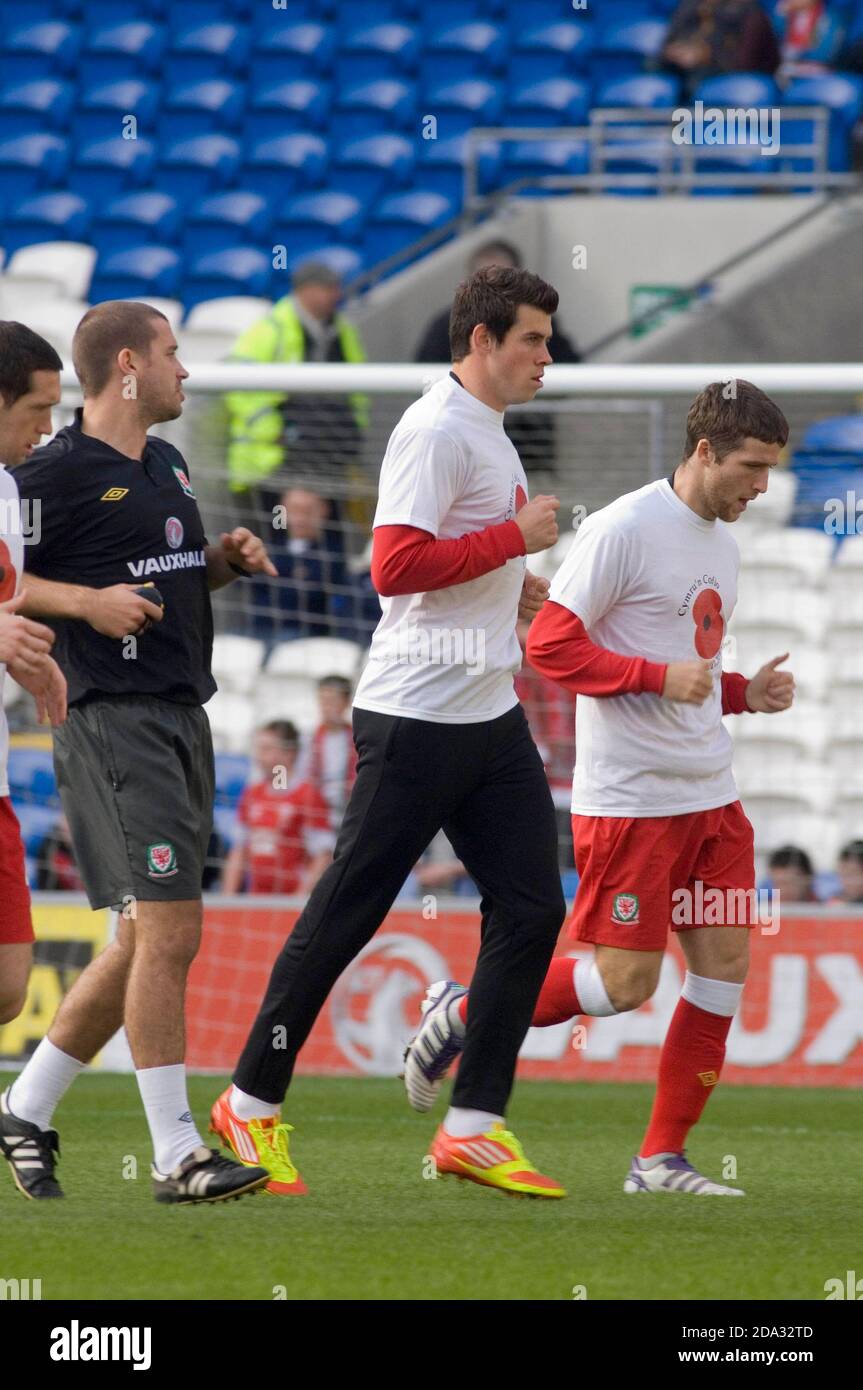 Gareth Bale si sta riscaldando prima della partita internazionale Vauxhall del Galles e della Norvegia al Cardiff City Stadium nel Galles del Sud. Solo per uso editoriale. Foto Stock Gareth Bale si sta riscaldando prima della partita internazionale Vauxhall del Galles e della Norvegia al Cardiff City Stadium nel Galles del Sud. Solo per uso editoriale. Foto Stock
