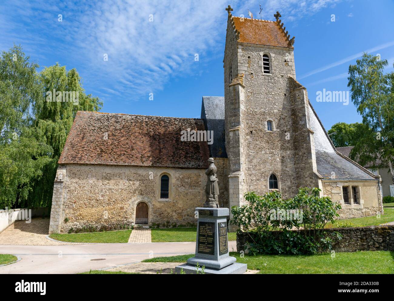 Sceaux-sur-Huisne, Francia - tipico villaggio francese vicino a le Mans - la chiesa Foto Stock