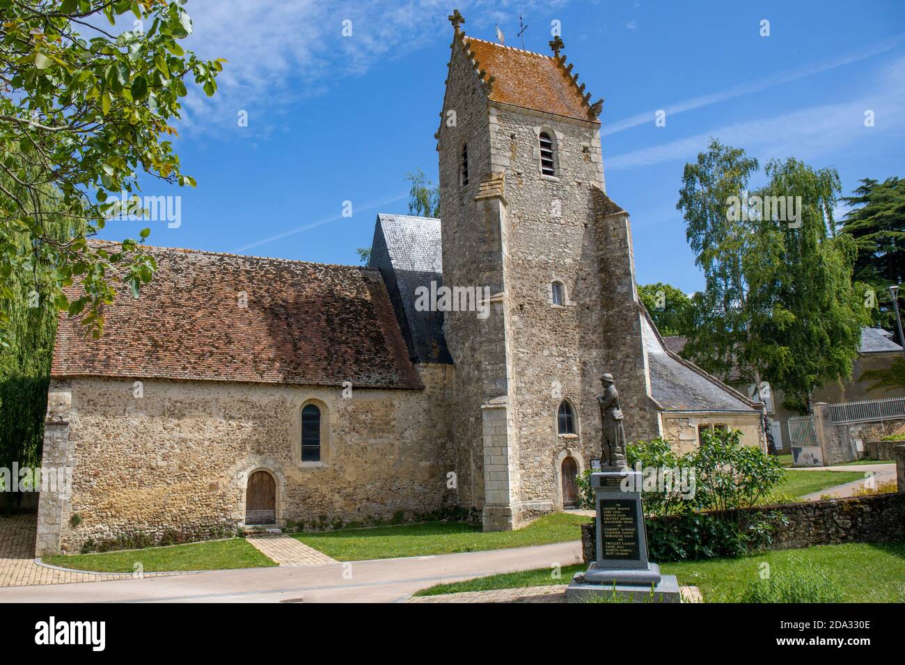 Sceaux-sur-Huisne, Francia - tipico villaggio francese vicino a le Mans - la chiesa Foto Stock