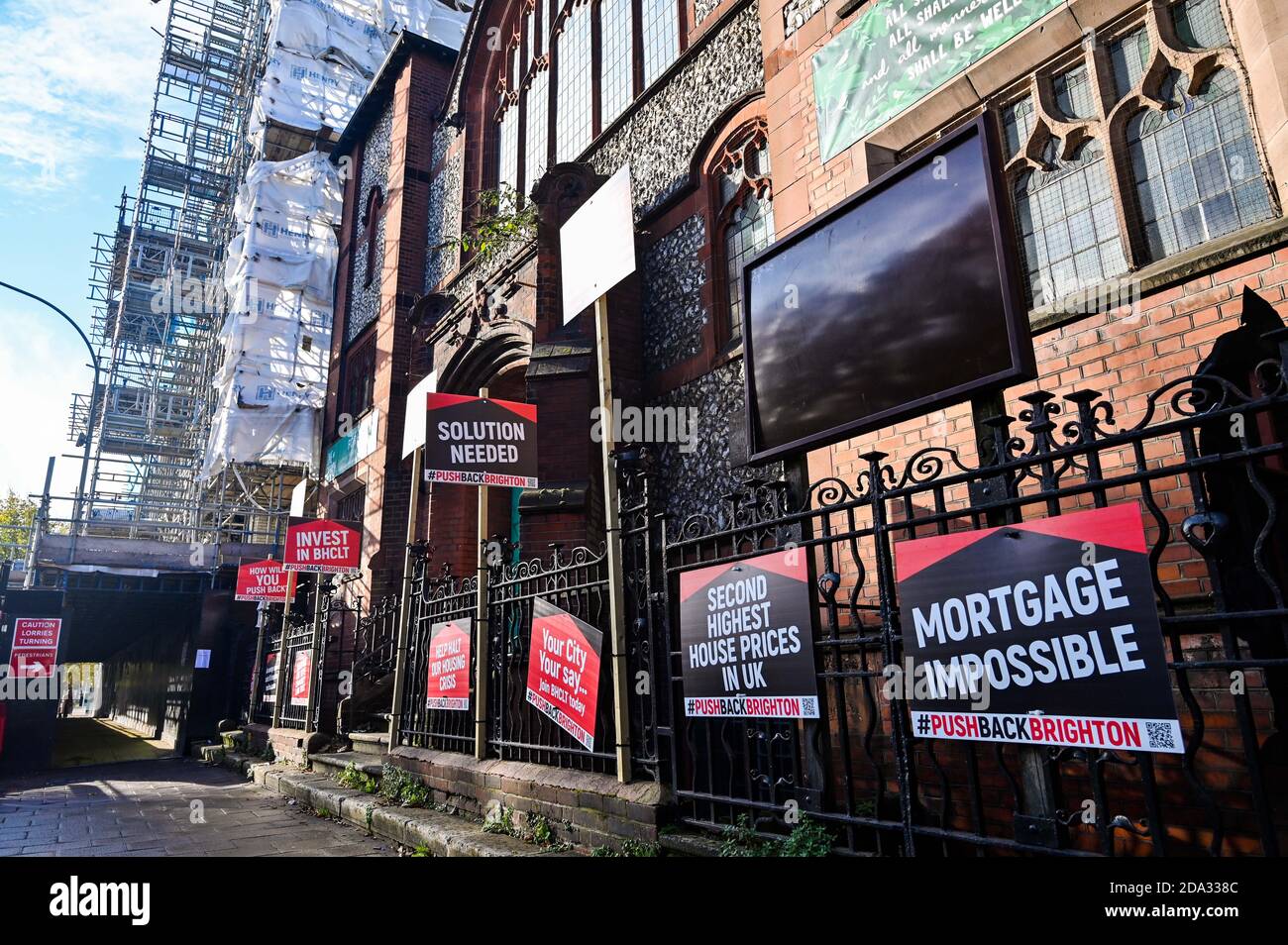 Brighton UK 9 novembre 2020 - Pushback Brighton campagna cartelli fuori di un edificio in città organizzato da Brighton & Hove Comunità Land Trust evidenziando la crisi immobiliare in città : Credit Simon Dack / Alamy Live News Foto Stock