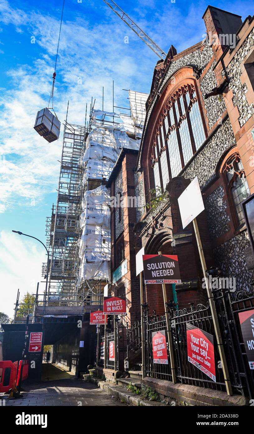 Brighton UK 9 novembre 2020 - Pushback Brighton campagna cartelli fuori di un edificio in città organizzato da Brighton & Hove Comunità Land Trust evidenziando la crisi immobiliare in città : Credit Simon Dack / Alamy Live News Foto Stock