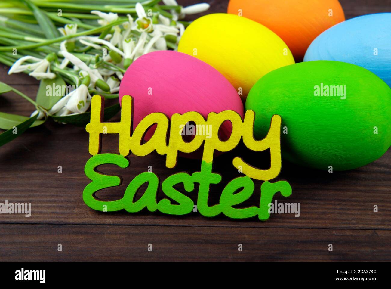 Uova di Pasqua, fiori e iscrizione Foto Stock