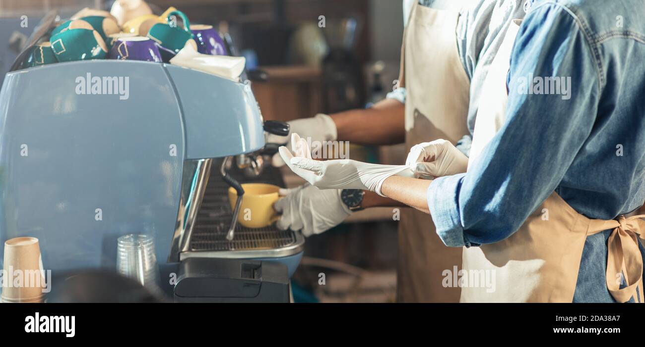 Piccola impresa familiare e divaricamento sociale, durante lo scoppio del covid-19 Foto Stock