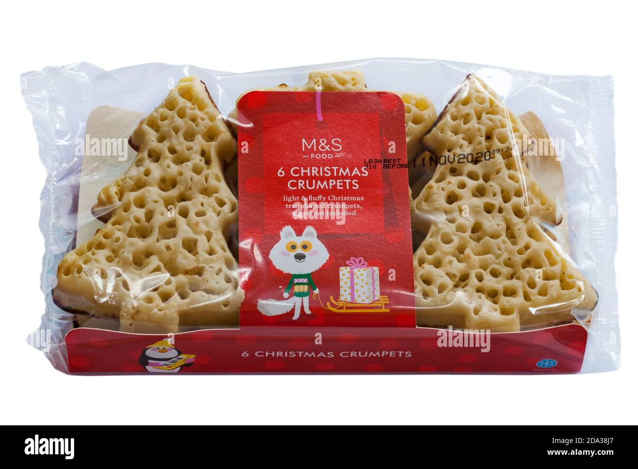 Pacchetto di M&S 6 crumpets natalizi, leggero e soffici briciole a forma di albero di Natale non incluso isolato su sfondo bianco Foto Stock