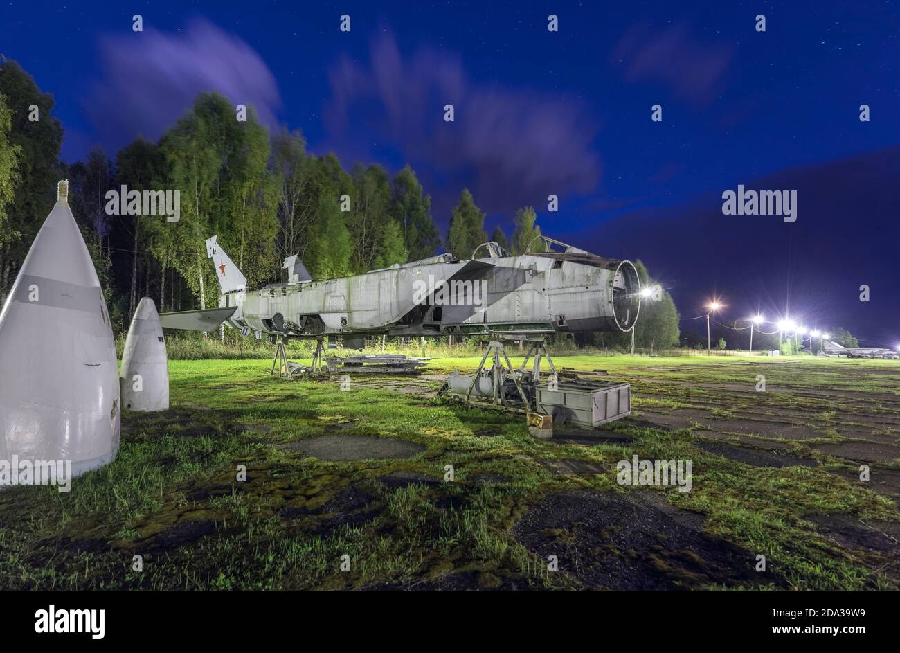 Abbandonati aerei militari russi sulla pista di un aerobase Foto Stock