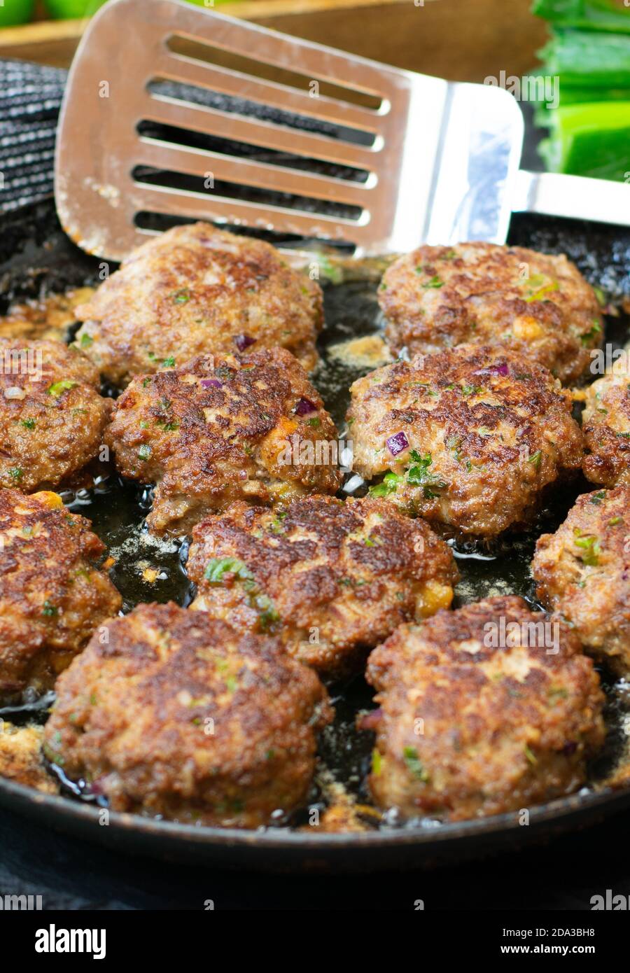 Le polpette vengono fritte in una padella. Foto Stock