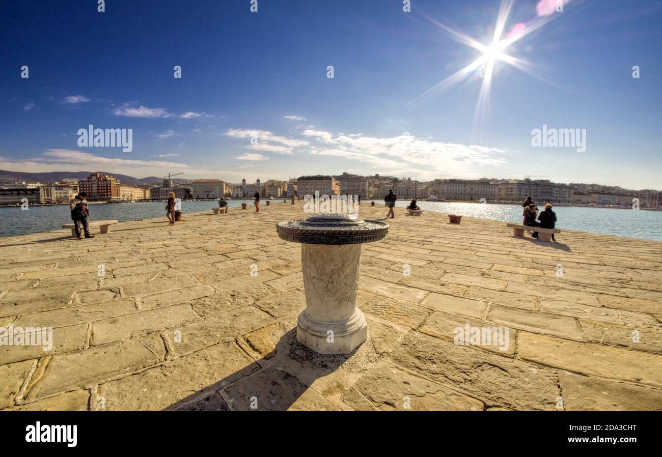 Trieste, Italia. Audace Molo. La fine del molo con il vento sorse in primo piano e la zona di Rive e Piazza unità sullo sfondo. Foto Stock