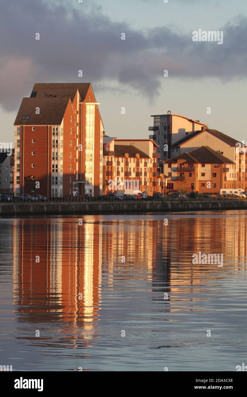 Ayr, Ayrshire, Scozia, Regno Unito. Moderni appartamenti privati sul fiume Ayr, Ayr Harbour, gli appartamenti si riflettono nell'acqua. Foto Stock