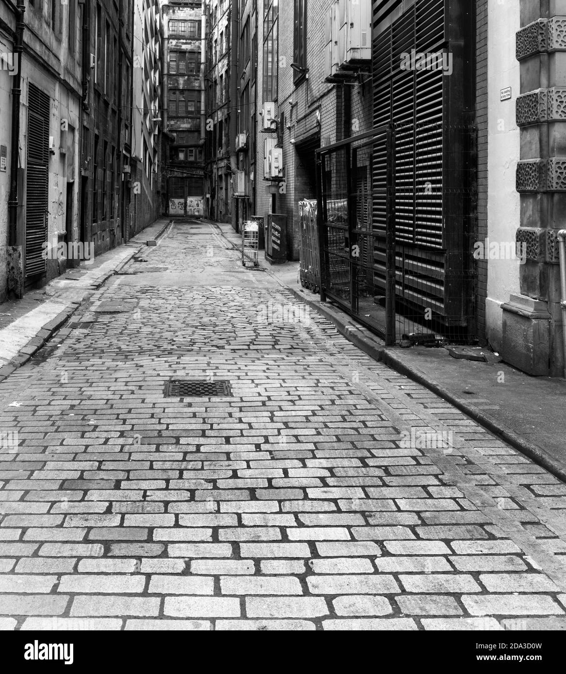 Union Place, Glasgow, Scozia, UK - un'immagine monocromatica che mostra una tipica scena stradale del centro della città Foto Stock