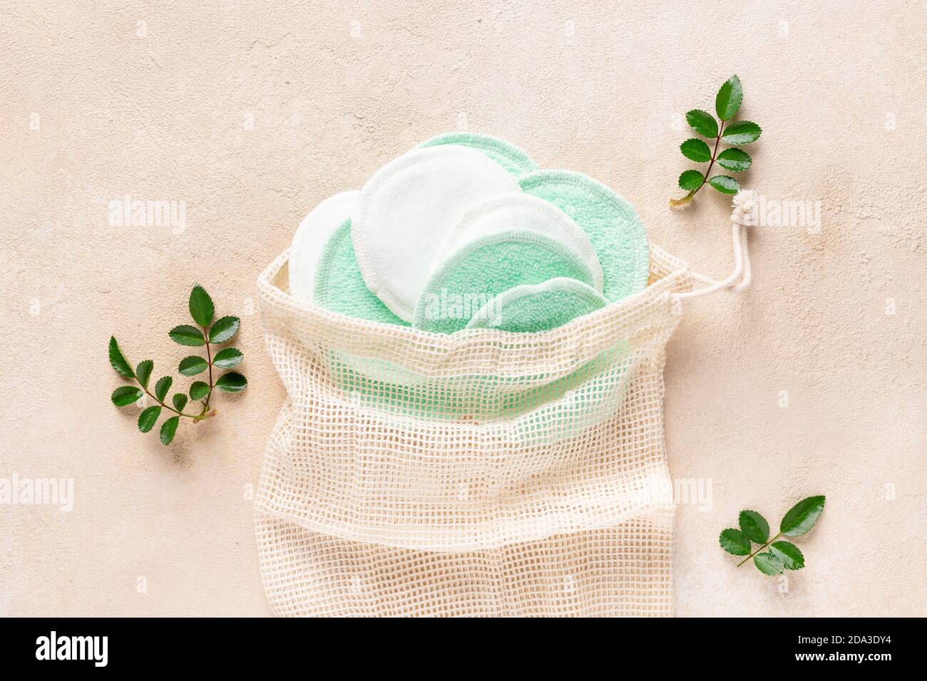 Panni per la rimozione del trucco in cotone riutilizzabili in borsa a rete. Foto Stock