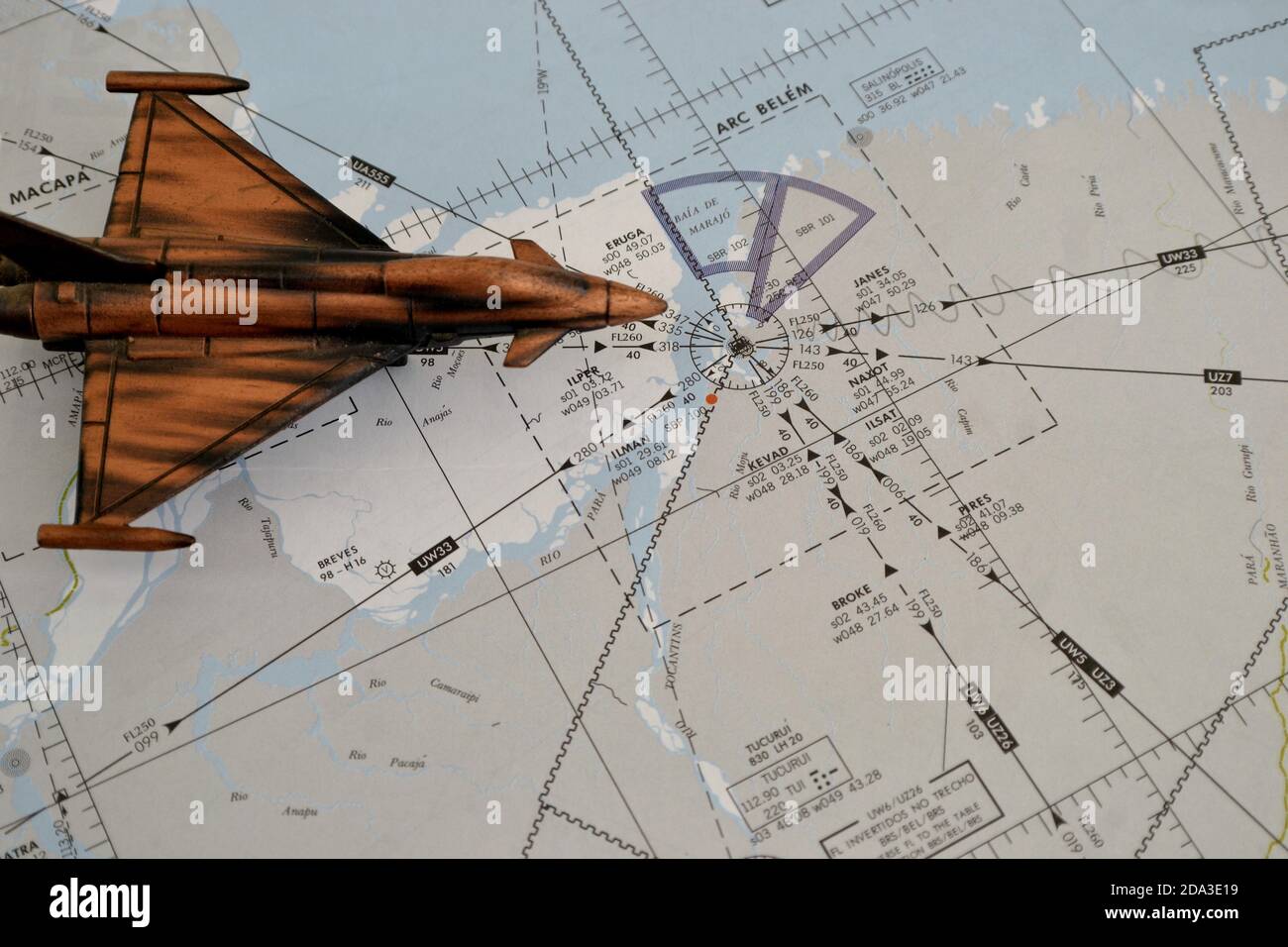 Carta aeronautica, nota come IFR flight chart, con velivoli a reazione in miniatura Foto Stock