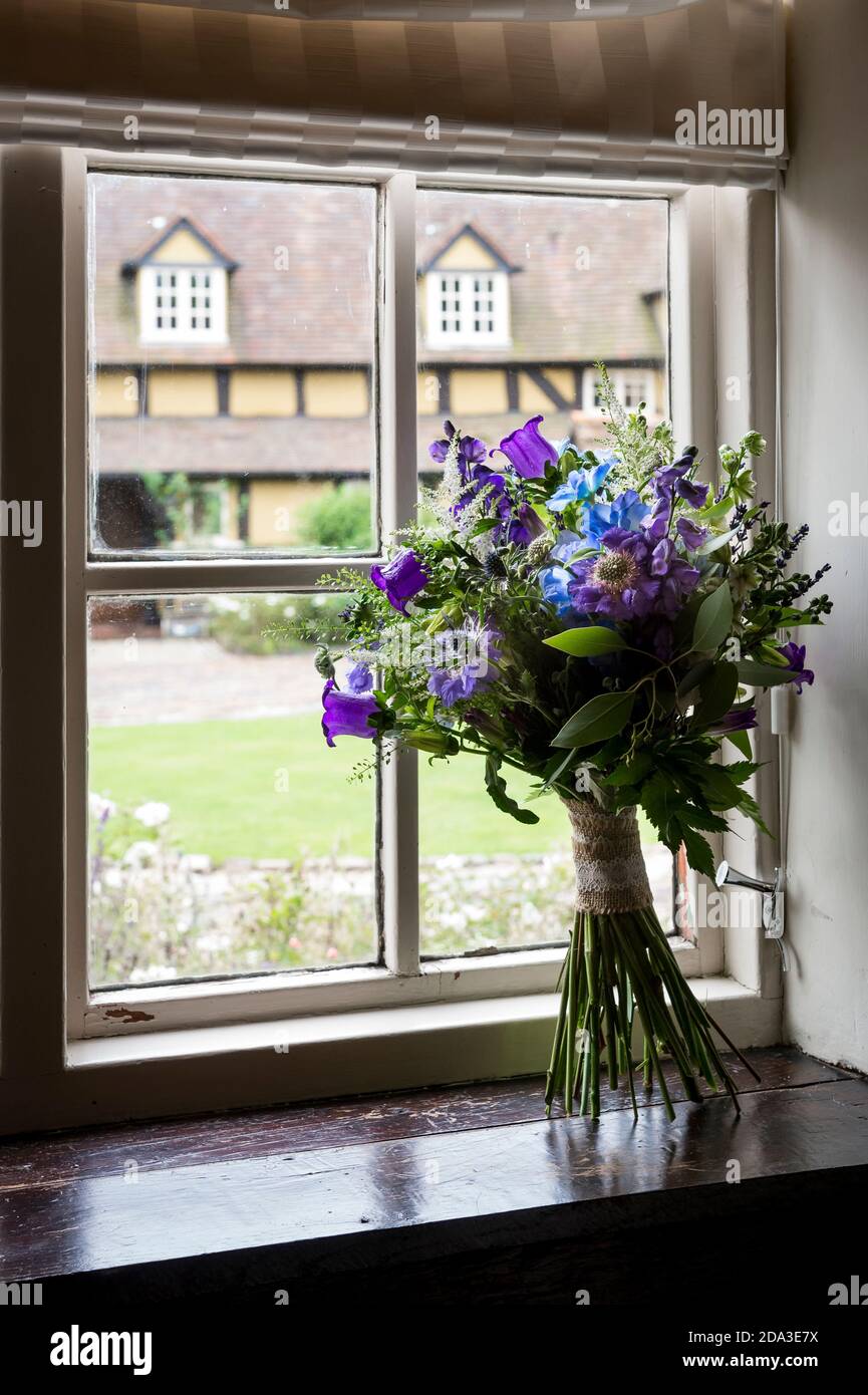 Bel bouquet di fiori che riposano su un davanzale della finestra del cottage. Foto Stock