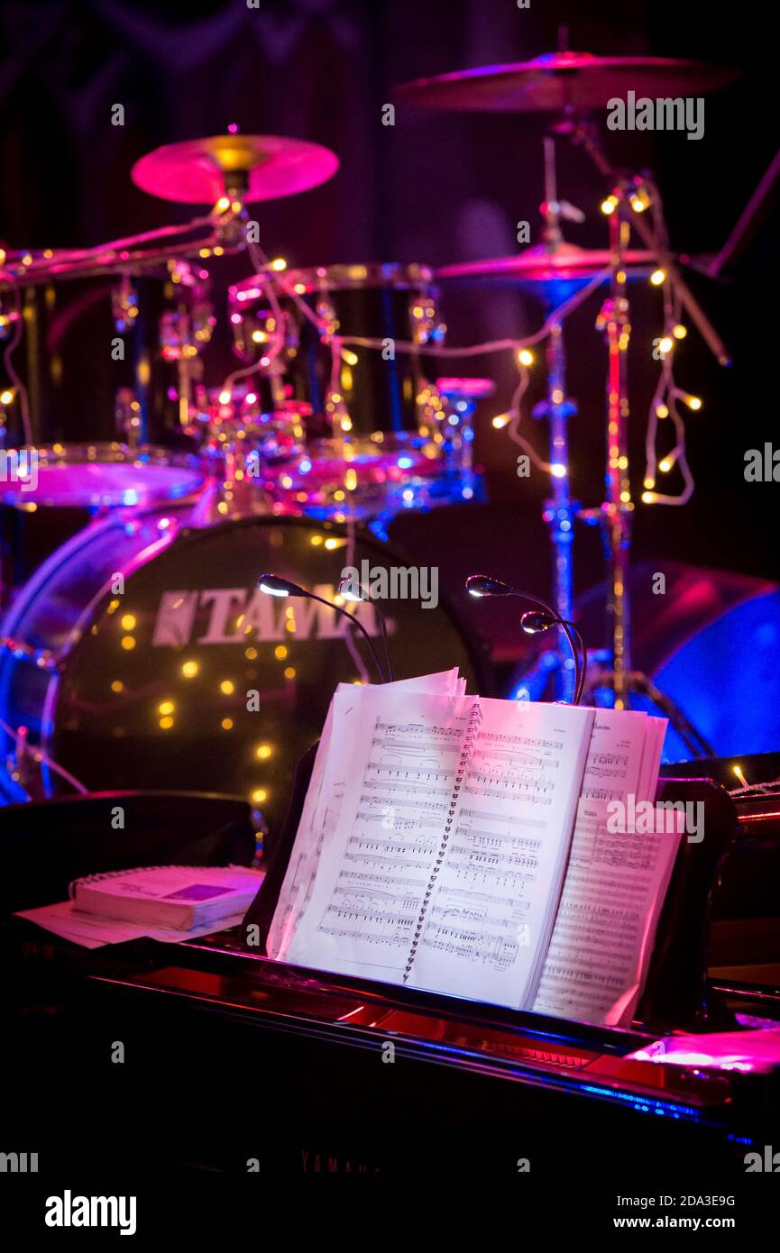 Musica spartiti su una tastiera sul palco. Foto Stock