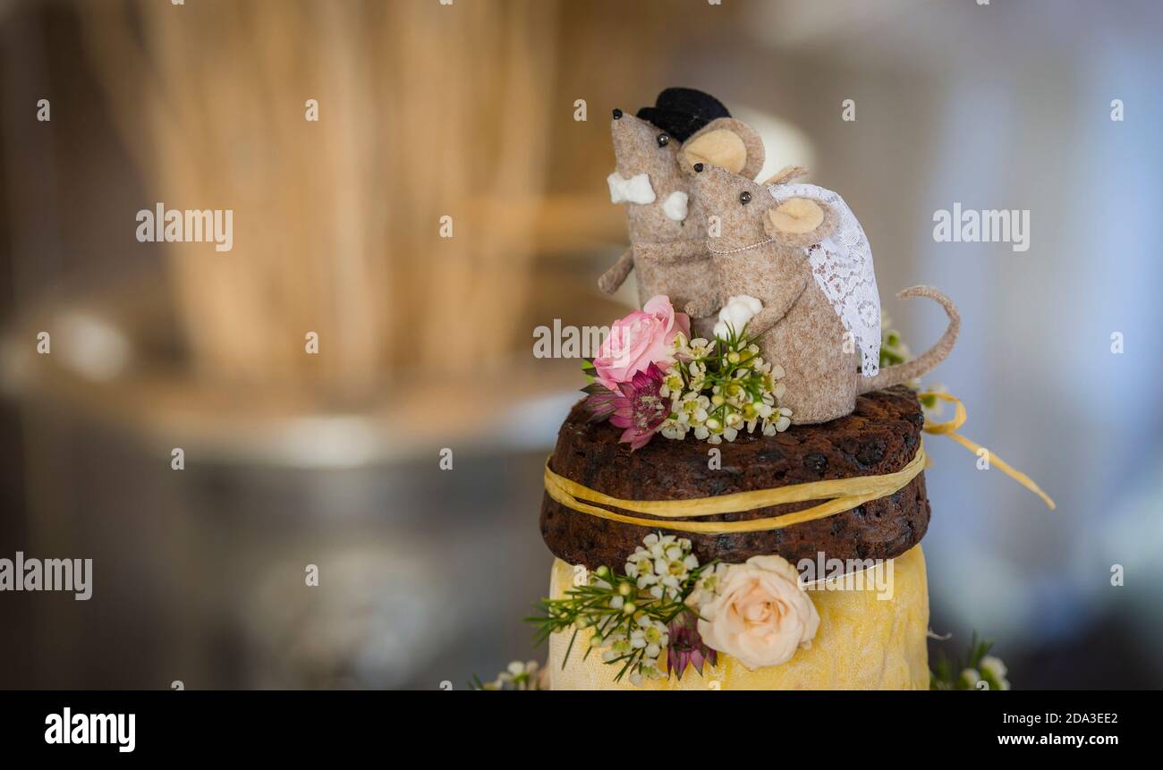 Torta nuziale a più livelli composta da cialde di formaggio e torta di frutta ricca. Foto Stock