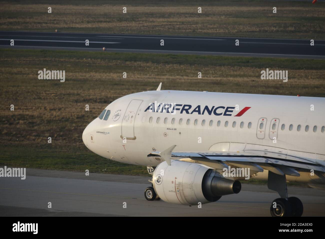 Berlino, Germania. 8 novembre 2020. Il pilota Christopher Ruch volerà l'ultimo aereo da decollare dall'aeroporto di Tegel a berlino, in Germania, l'8 novembre 2020. Con il volo Air France AF1235, il pilota decollerà da Tegel a Parigi Charles de Gaulle alle 15 (Foto di Simone Kuhlmey/Pacific Press/Sipa USA) Credit: Sipa USA/Alamy Live News Foto Stock