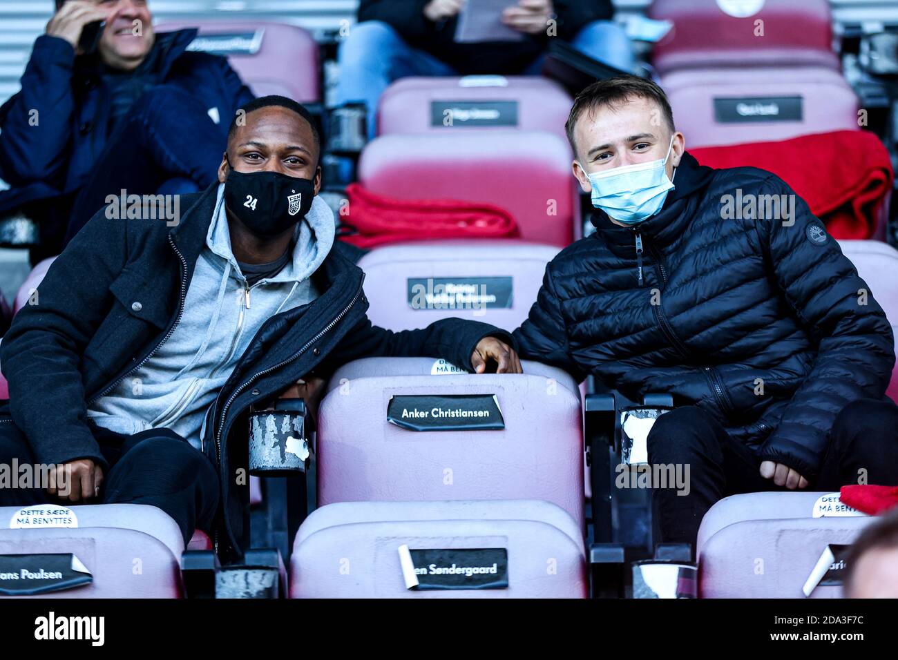 Farum, Danimarca. 8 novembre 2020. Jonathan Amon (a sinistra) del FC Nordsjaelland e Mikkel Damsgaard (a destra) dell'U.C. Sampdoria visto sugli stand durante la partita 3F Superliga tra FC Nordsjaelland e Vejle Boldklub in destra a Dream Park a Farum, Danimarca. (Photo credit: Gonzales Photo - Dejan Obretkovic). Foto Stock