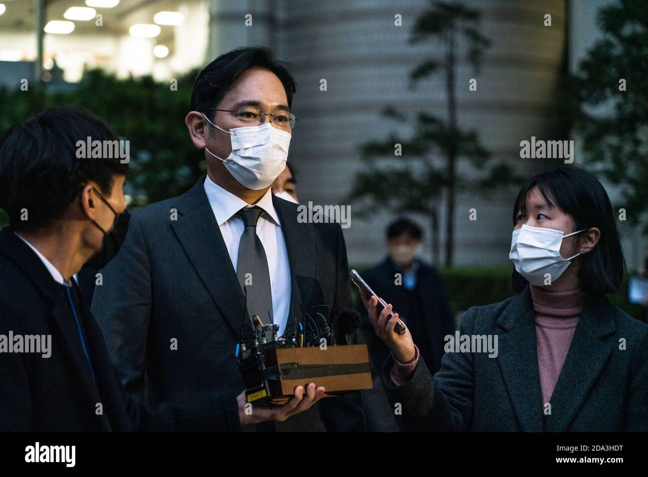 Lee Jae-yong, vice presidente di Samsung Electronics è visto indossare un facemask quando esce dopo aver partecipato a un'audizione di tribunale per rivedere il suo scandalo di corruzione alla Corte Suprema di Seoul. Foto Stock