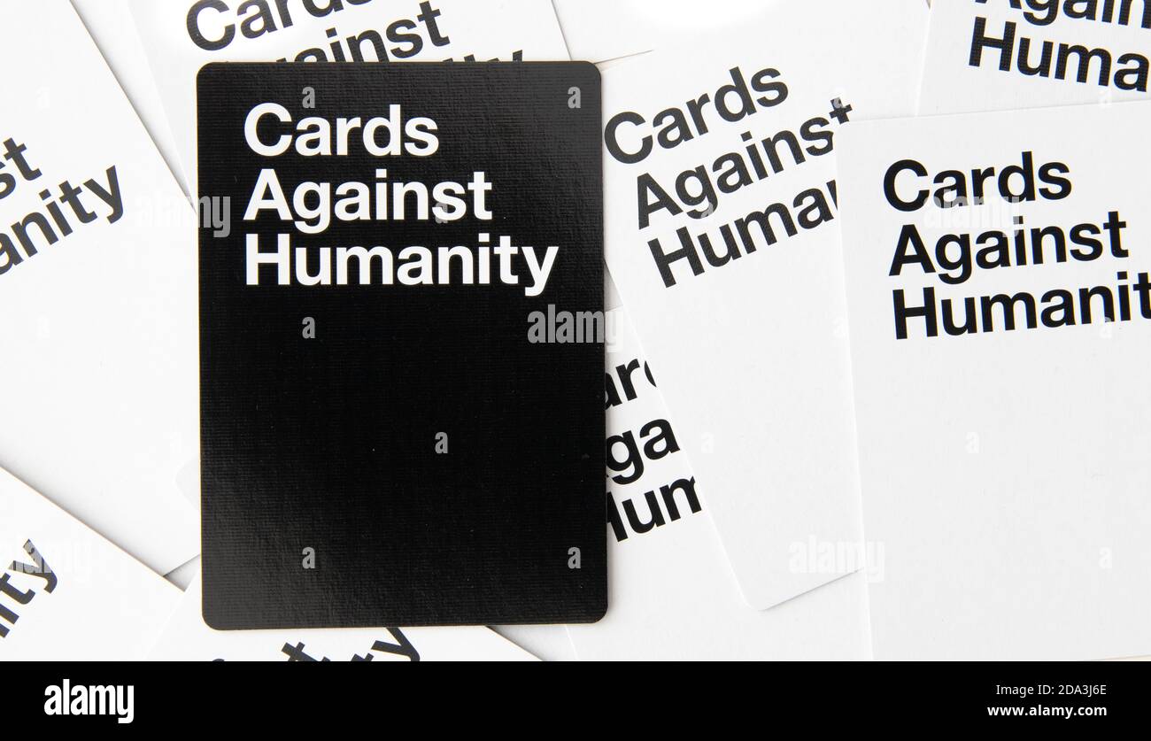Carte da gioco per adulti contro l'umanità sparse in bianco e nero schede Foto Stock