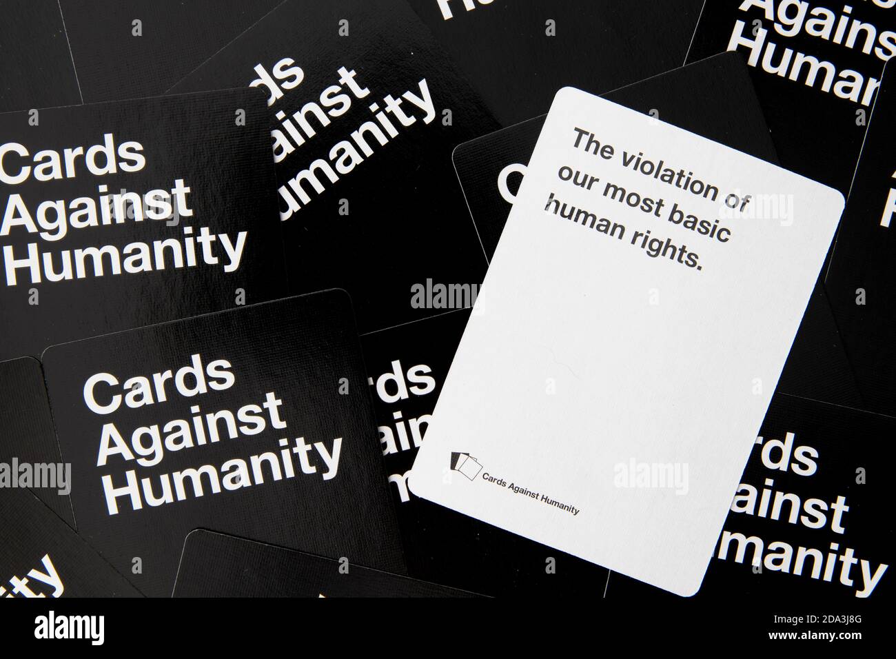 Carte da gioco per adulti contro l'umanità sparse in bianco e nero carte  che fanno riferimento ai diritti umani Foto stock - Alamy