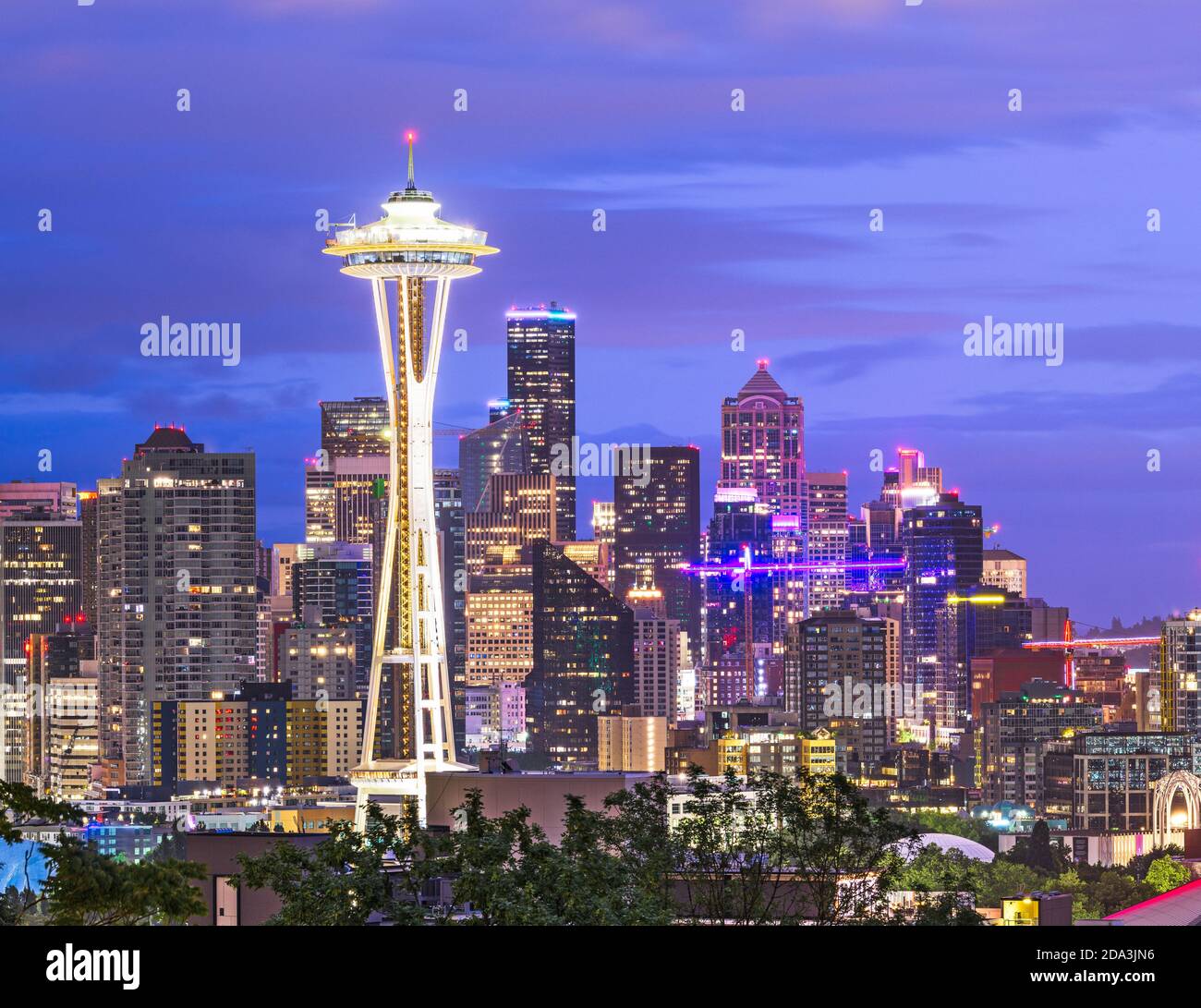 Seattle, Washington, Stati Uniti d'America skyline del centro di notte. Foto Stock