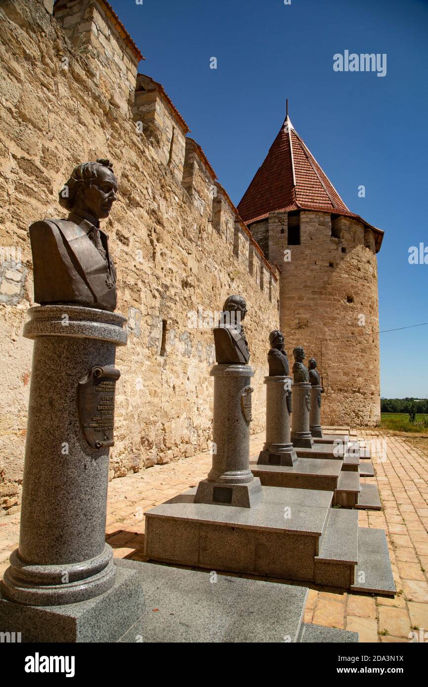 Busti di eroi transnistriani si trovano all'esterno della fortezza ottomana del XVI secolo a Bender, in Moldavia, nella Repubblica moldava pridnestroviana (Transnistria). Foto Stock