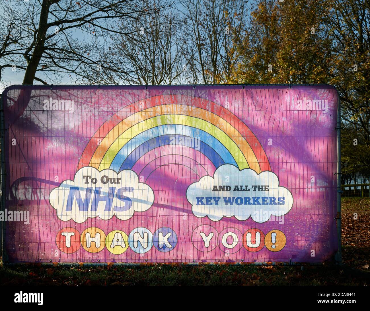 Banner con un messaggio di ringraziamento a NHS e lavoratori chiave durig l'epidemia di coronavirus, Inghilterra, novembre 2020. Foto Stock