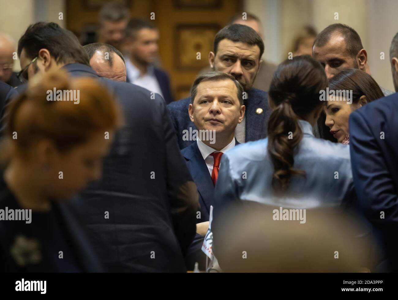 KIEV, UCRAINA - 26 novembre 2018: Leader del partito radicale Oleg Lyashko durante una riunione straordinaria della Verkhovna Rada dell'Ucraina per quanto riguarda l'imposizione della legge marziale in alcune regioni dell'Ucraina Foto Stock