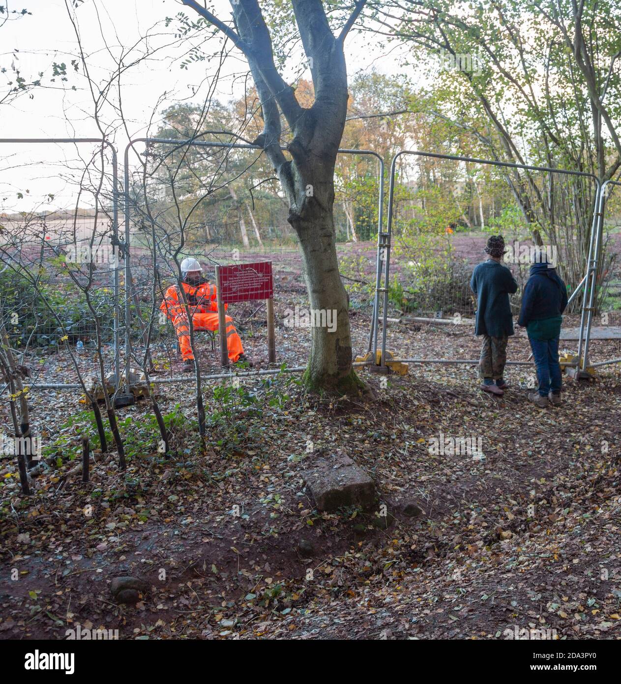 HS2 cantiere Crackley Woods, Kenilworth, Warwickshire, Inghilterra, Regno Unito, novembre 2020 - guardia di sicurezza e recinzione Foto Stock