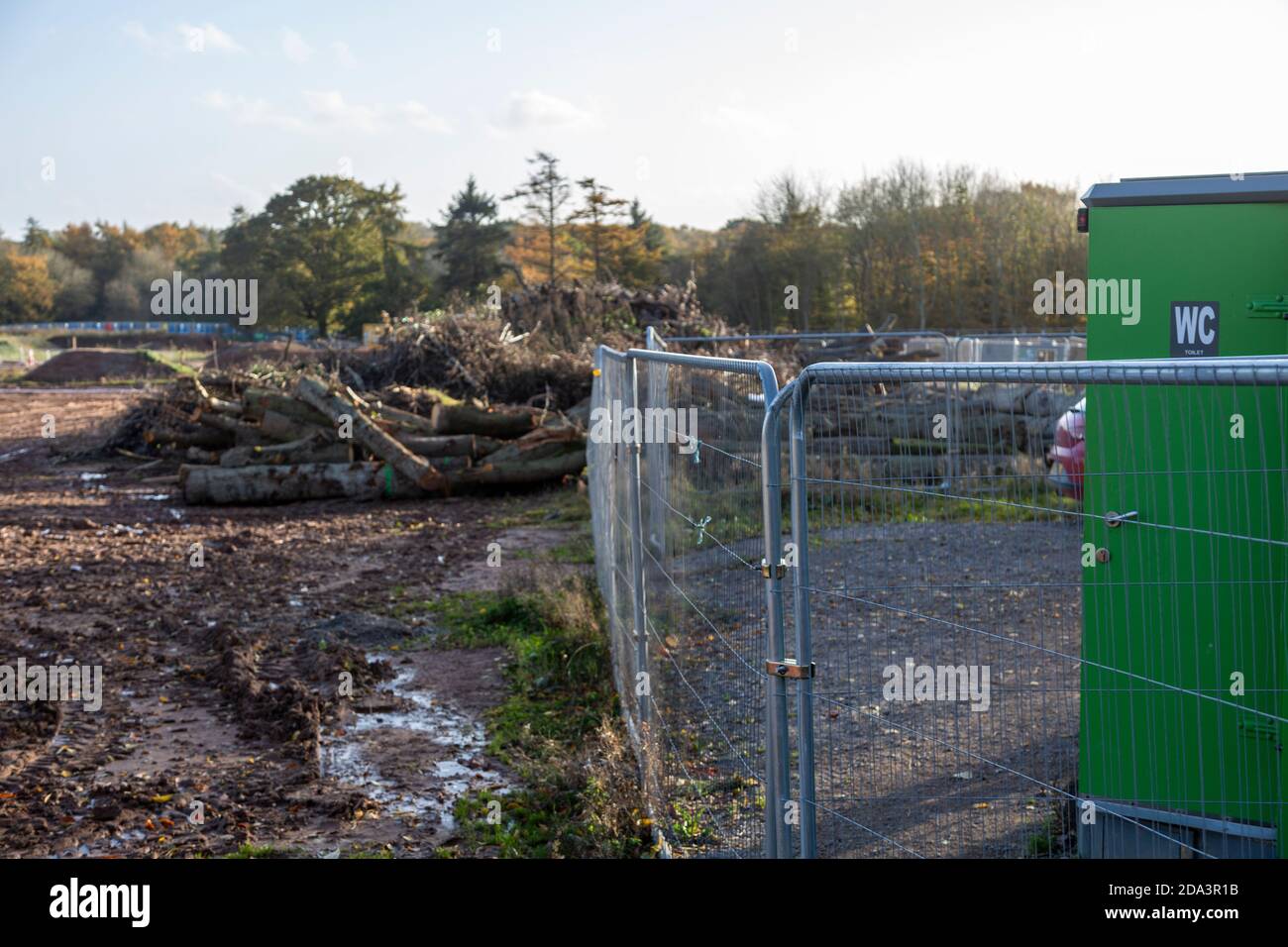 HS2 cantiere Crackley Woods, Kenilworth, Warwickshire, Inghilterra, Regno Unito, novembre 2020 area per reimpianto di pali di legno di ecosistema boschivo Foto Stock