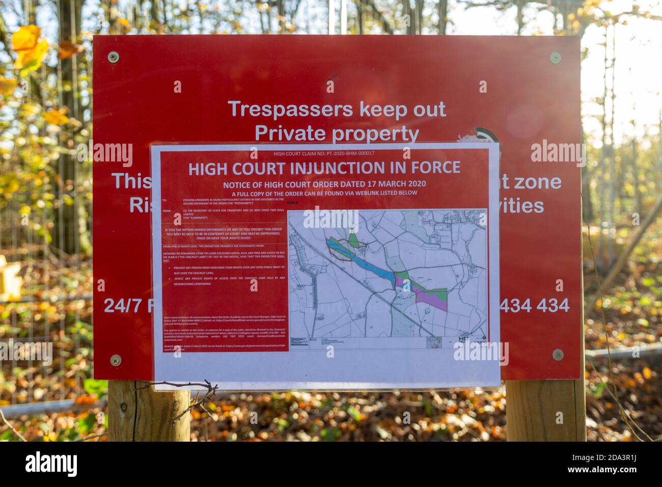 HS2 cantiere Crackley Woods, Kenilworth, Warwickshire, Inghilterra, UK, novembre 2020 - Trespassers tenere fuori avviso segno Foto Stock