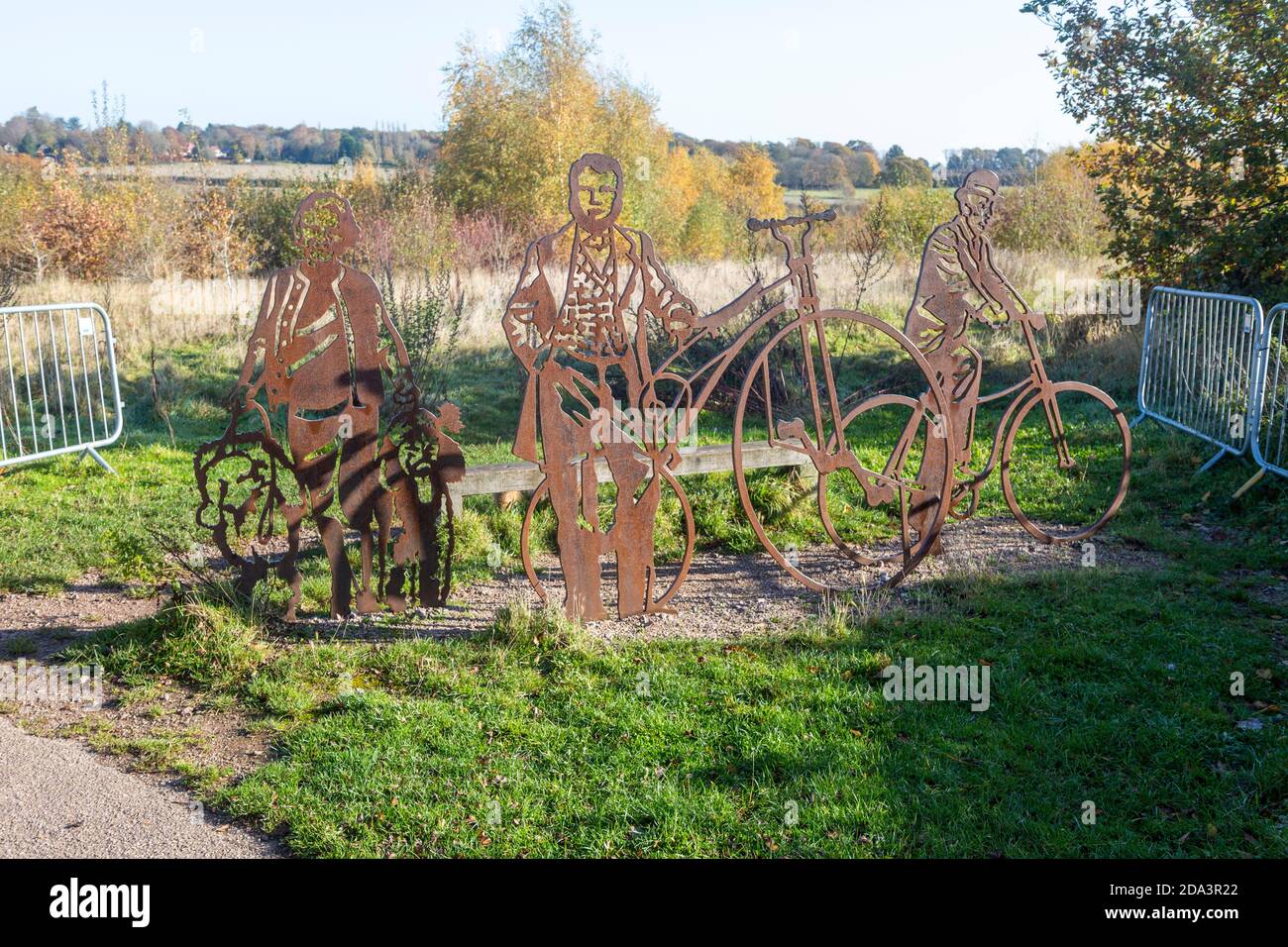 HS2 cantiere Crackley Woods, Kenilworth, Warwickshire, Inghilterra, UK, novembre 2020 - scultura d'arte nel bosco del millennio da eliminare Foto Stock