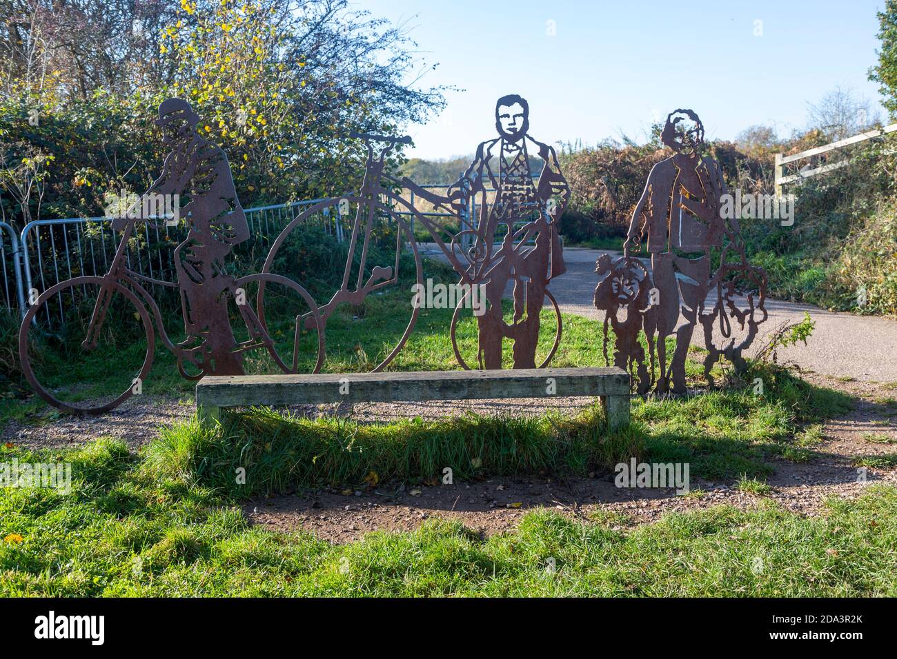 HS2 cantiere Crackley Woods, Kenilworth, Warwickshire, Inghilterra, UK, novembre 2020 - scultura d'arte nel bosco del millennio da eliminare Foto Stock