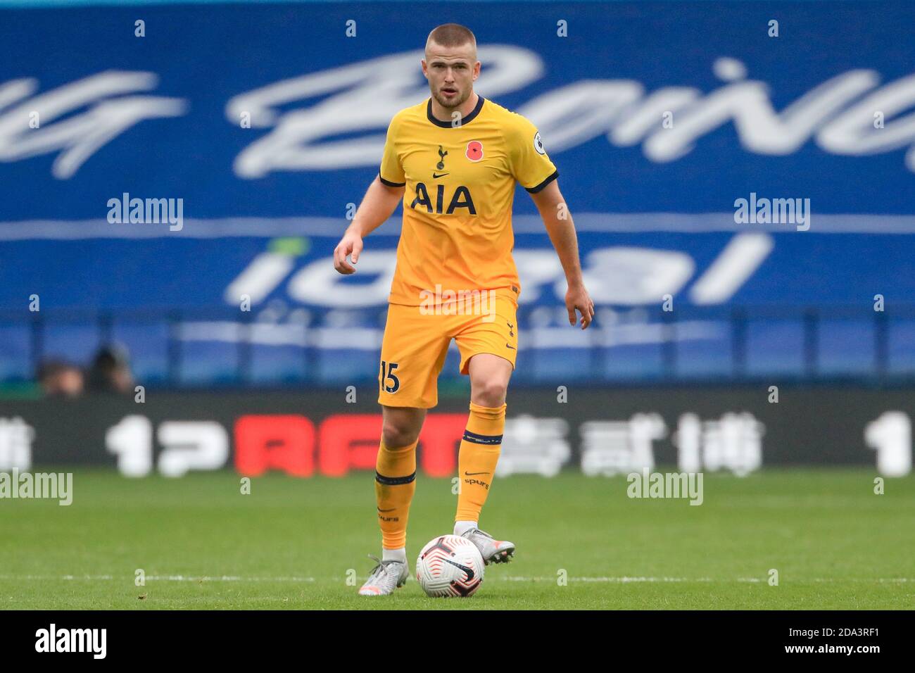 Eric Dier n° 15 di Tottenham Hotspur con la palla Foto Stock