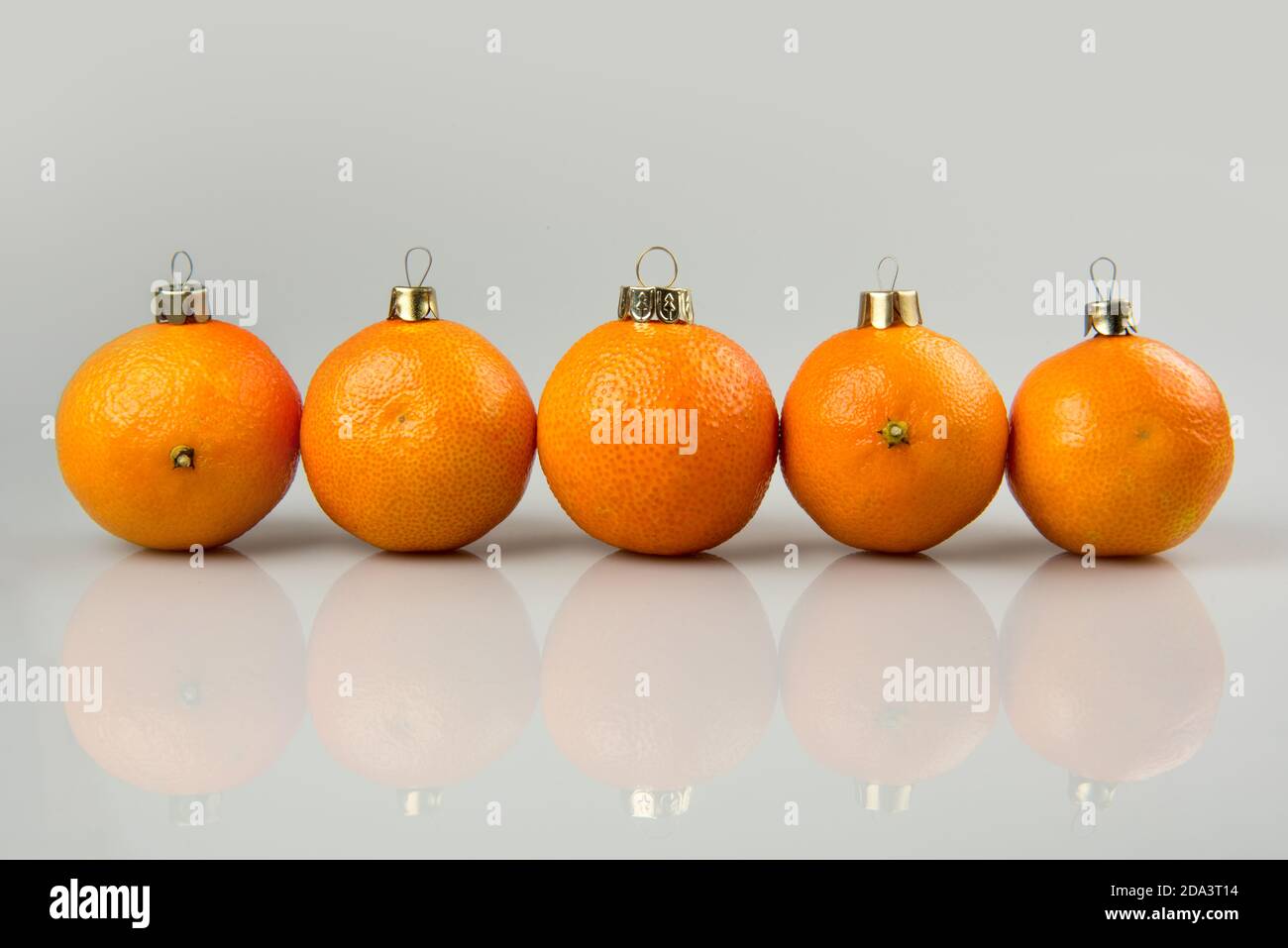 Tangerines Row Line come una palla di Natale su Natale e. Anno nuovo Foto Stock