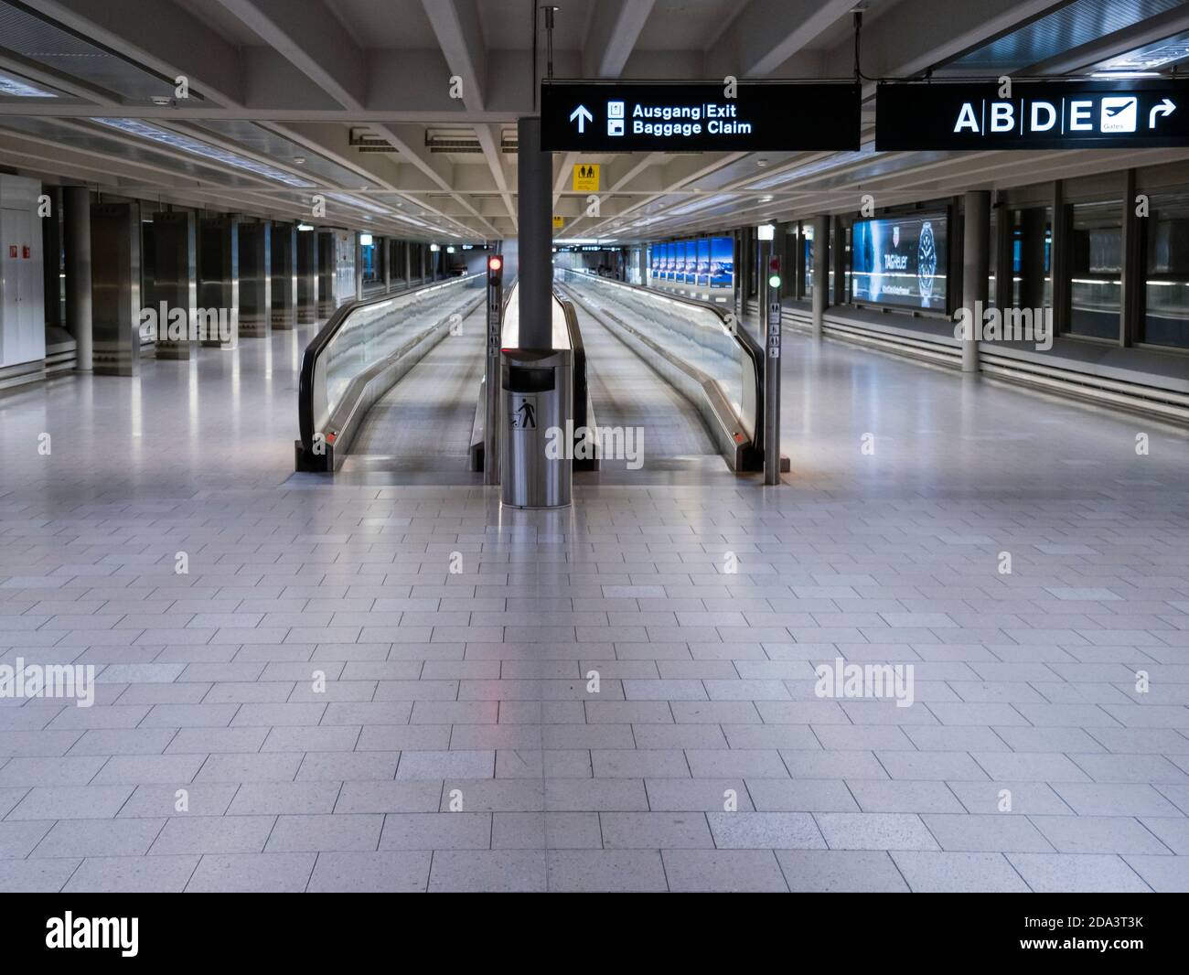 Zurigo, Svizzera - 13 ottobre 2020: Scale mobili vuote in un edificio desertato del terminal dell'aeroporto di Zurigo Kloten in occasione della pandemia mondiale del Covid. Foto Stock