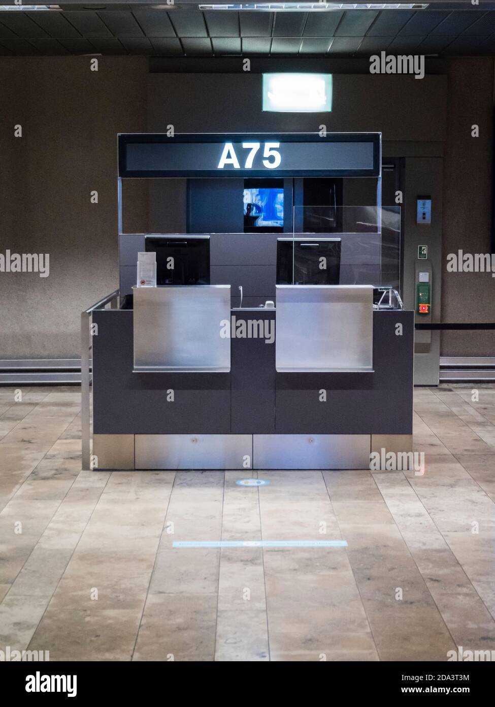 Zurigo, Svizzera - 13 Ott 2020: Deserta porta d'imbarco dell'aeroporto di Zurigo Kloten in occasione della pandemia mondiale del Covid. Foto Stock