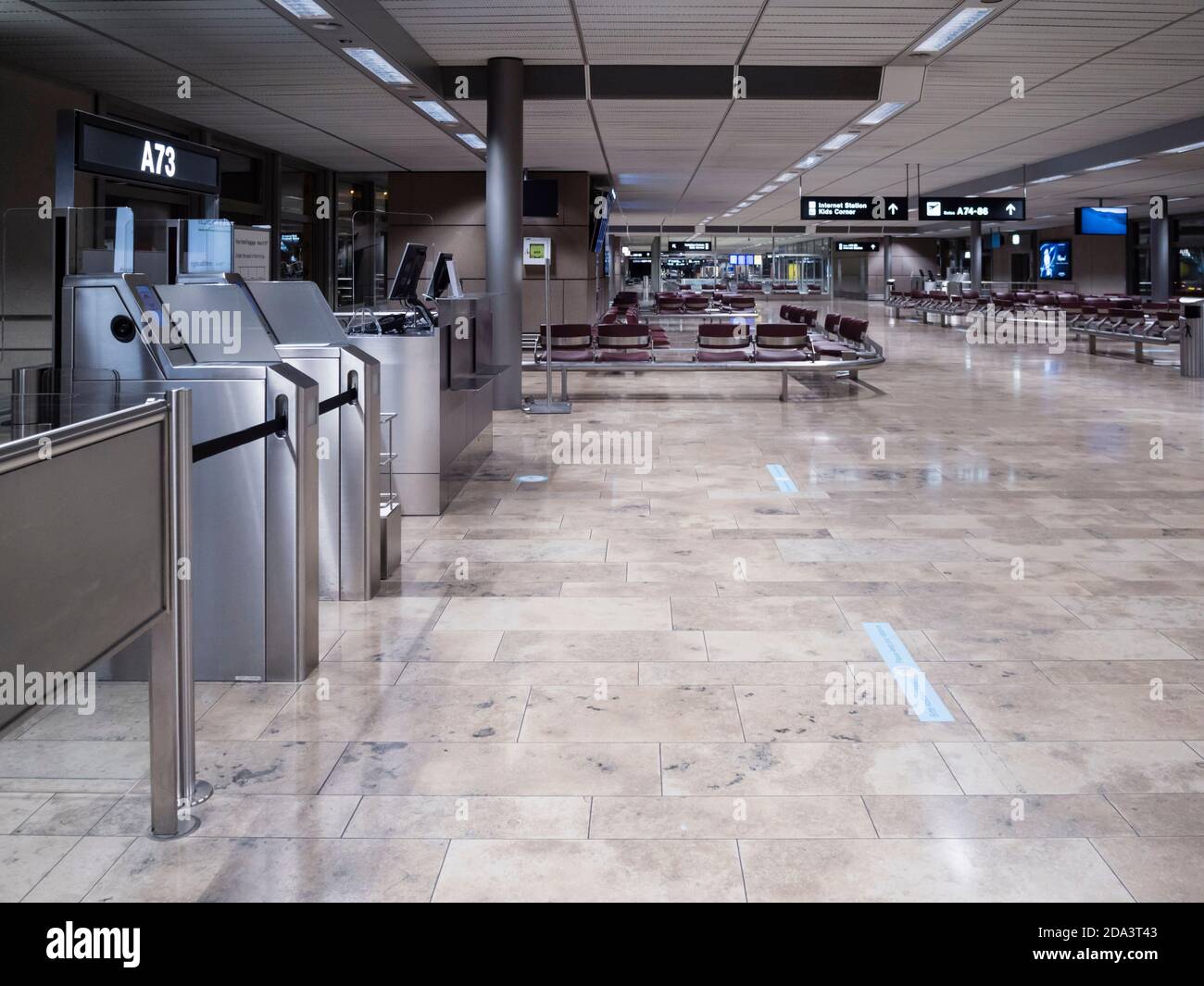 Zurigo, Svizzera - 13 Ott 2020: Deserta porta d'imbarco dell'aeroporto di Zurigo Kloten in occasione della pandemia mondiale del Covid. Foto Stock