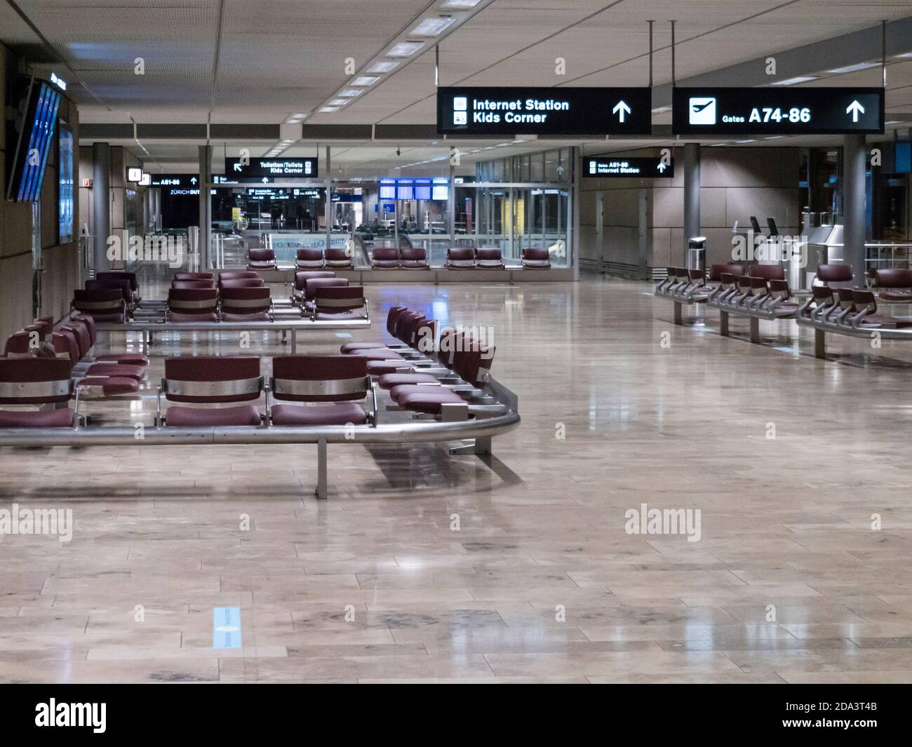 Zurigo, Svizzera - 13 ottobre 2020: Edificio desertato del terminal dell'aeroporto di Zurigo Kloten in occasione della pandemia mondiale del Covid. Foto Stock