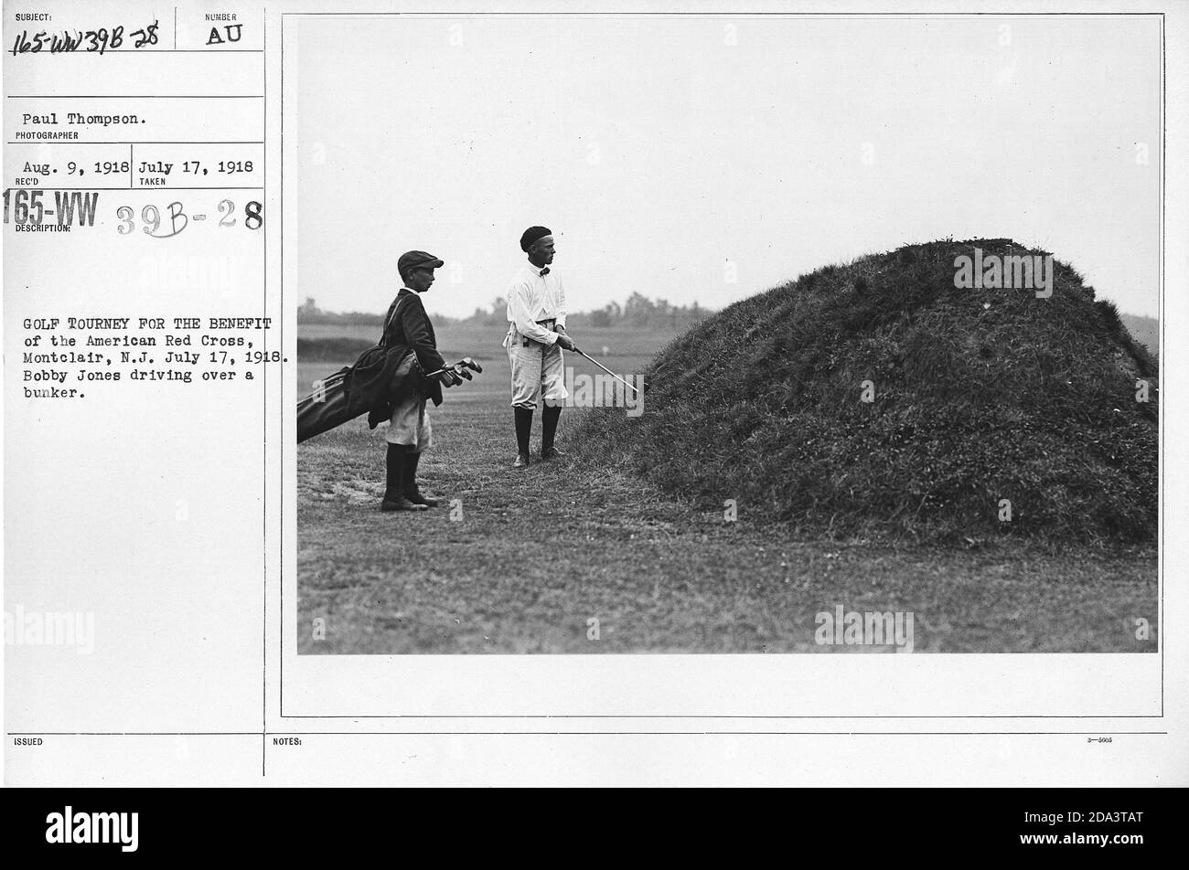 Golf Tourney for the Benefit of the American Red Cross, Montclair, N.J., 17 luglio 1918. Bobby Jones che guida sopra un bunker. Foto Stock