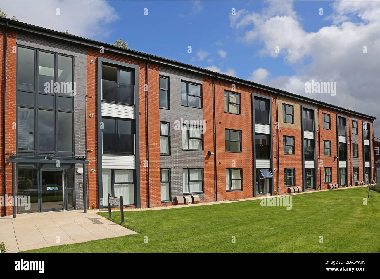 Nuovo condominio a 3 piani con struttura in legno a St Helens, Regno Unito. Fornisce alloggi accessibili, autorità locale. Dispone di balconi Juliet con vetri. Foto Stock
