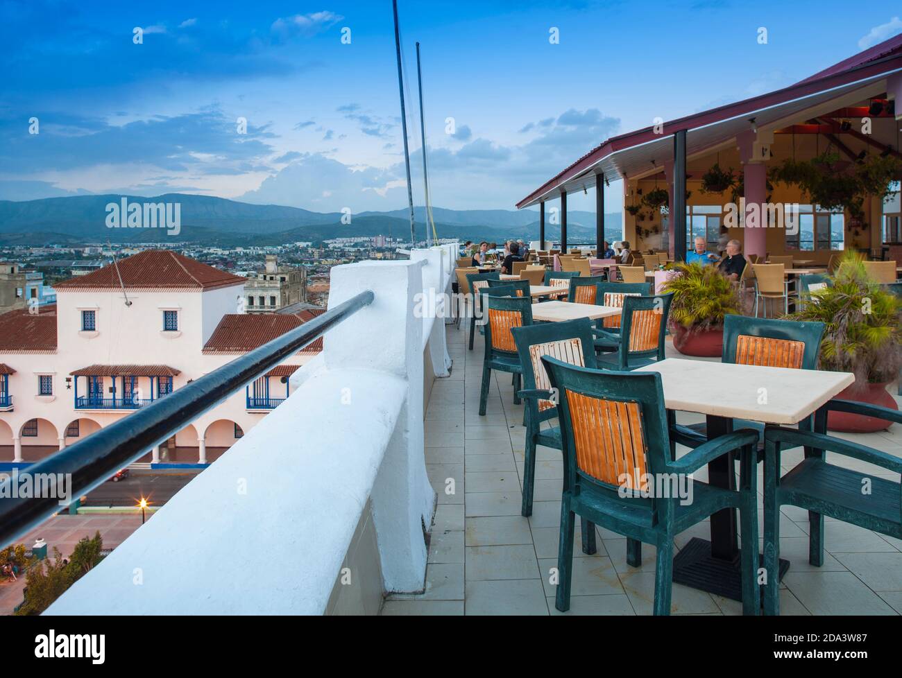 Cuba, Provincia di Santiago de Cuba, Santiago de Cuba, Parque Cespedes (piazza principale della città) Terrazza sul tetto dell'Hotel Casa Granda - dove Graham Green è venuto a me Foto Stock