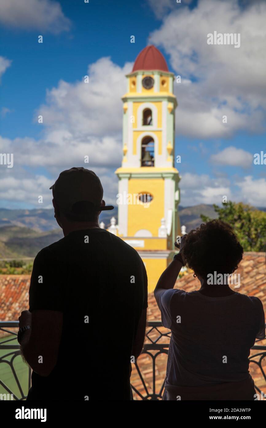 Cuba, Trinidad, turisti che guardano al Campanile del Musuem National de la Luncha Contra Bandidos - ex convento di San Francisco de Asísi Foto Stock