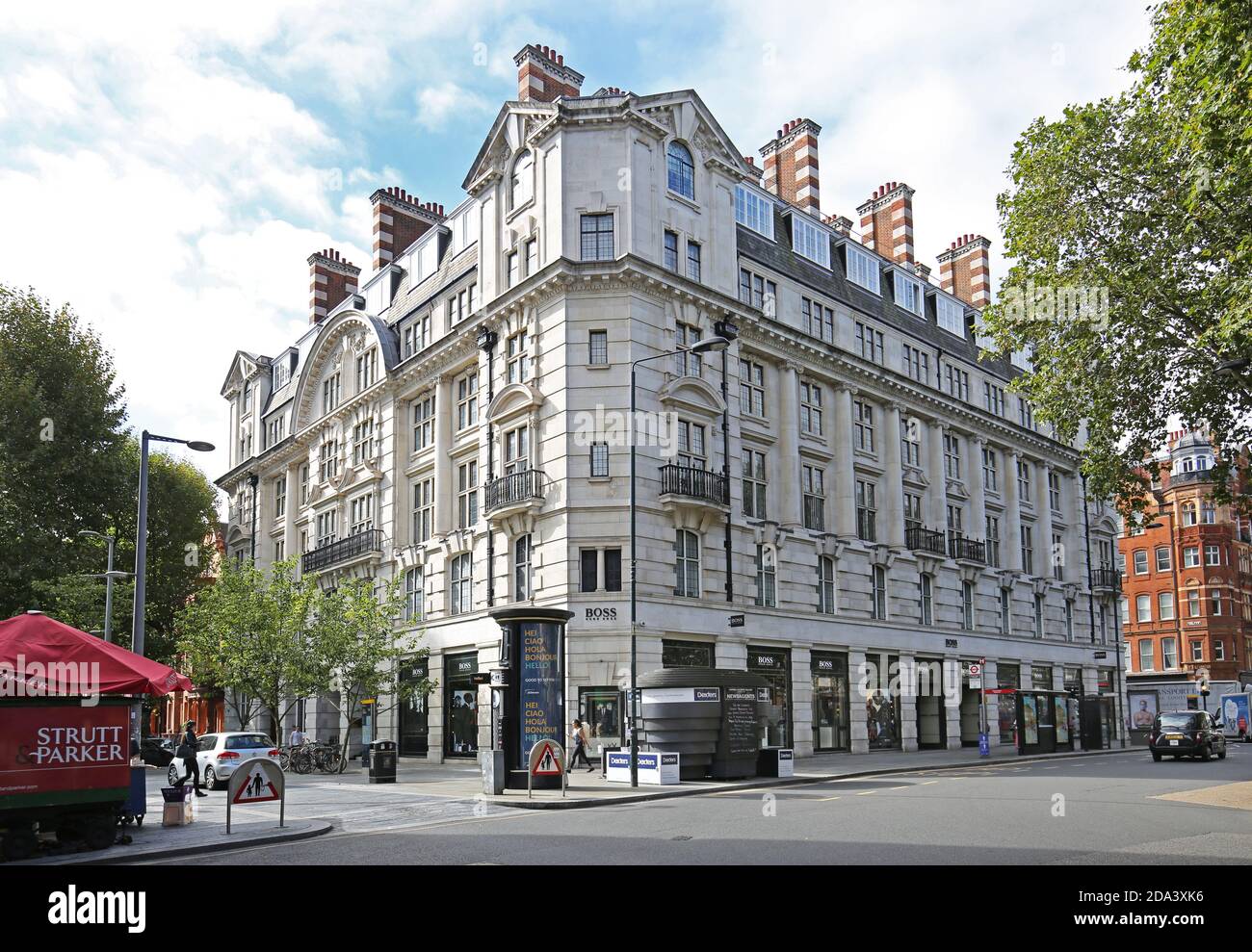 Wynham House, un palazzo vittoriano sul lato sud di Sloane Square, Chelsea, Lonon, Regno Unito. Negozio Hugo Boss al piano terra. Foto Stock