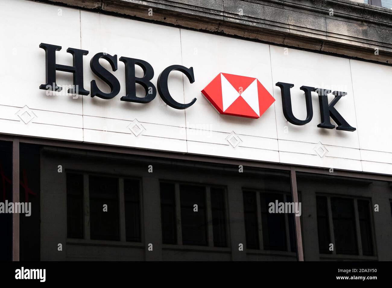 Logo aziendale per la banca HSBC UK con simbolo del diamante sopra i locali della banca, Glasgow, Scozia, Regno Unito Foto Stock