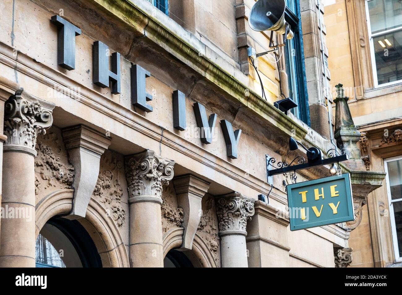 Esterno e indicazioni per il ristorante Ivy, Buchanan Street, Glasgow, Regno Unito Foto Stock