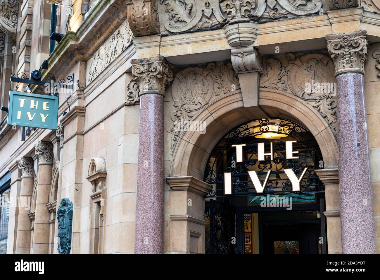 Esterno e indicazioni per il ristorante Ivy, Buchanan Street, Glasgow, Regno Unito Foto Stock