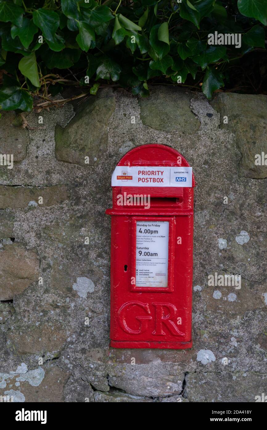 Scatola del montante rossa a parete - con postbox di priorità NHS adesivo Foto Stock
