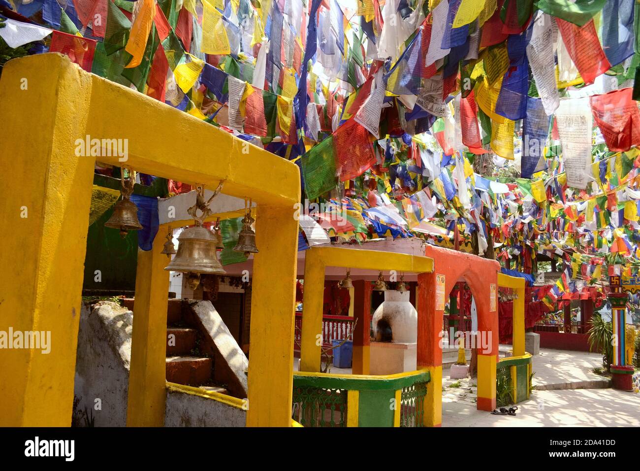 Colorate bandiere di preghiera del buddismo nel tempio Mahakal sulla collina dell'Osservatorio a Darjeeling, India Foto Stock