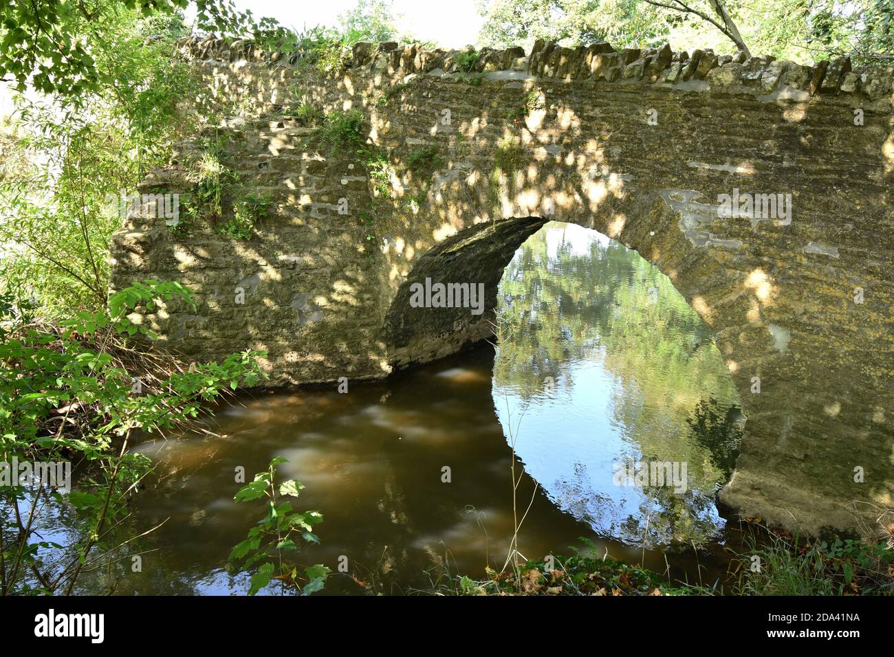 Scut's Bridge, ponte Packhorse sul fiume Frome tra Rode e Woolverton a Somerset.UK Foto Stock