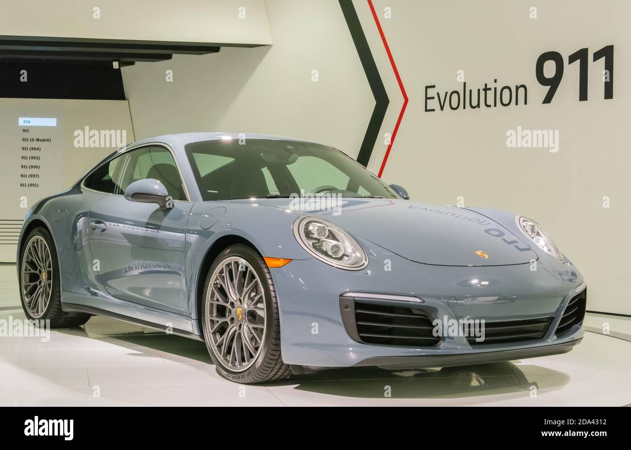 Stoccarda, Germania – 24 gennaio 2018. Porsche 911 Carrera 4 coupé auto risalente al 2017. In mostra al Museo Porsche di Stoccarda. Foto Stock